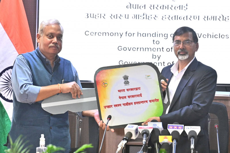 निर्वाचनका लागि भारतले दियो २ सय गाडी उपहार